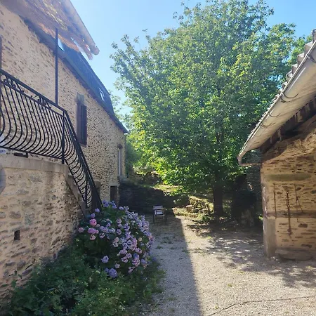 Lo Castel De Lasmaries بيت ضيافة Saint-Parthem