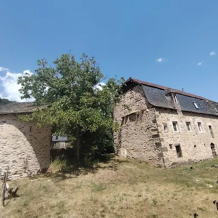 Lo Castel De Lasmaries بيت ضيافة Saint-Parthem
