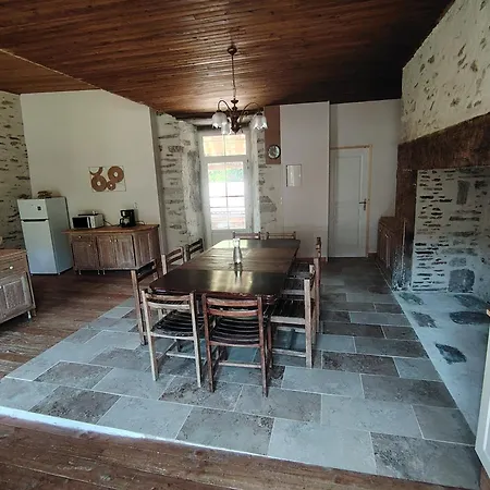 Lo Castel De Lasmaries بيت ضيافة Saint-Parthem